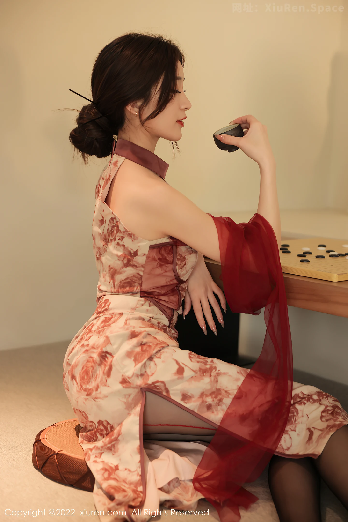 图片[2]-[XiuRen秀人网]VOL.4959 新人模特hebe韩心雨浅色带花纹旗袍配超薄黑丝秀翘臀诱惑写真48P-秀人网官方网站